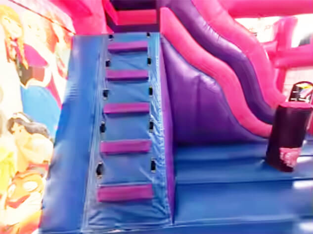 Château gonflable princesse Disney escalier