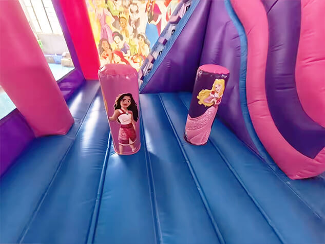 Château gonflable princesse Disney intérieur